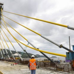 O beijo vem aí: Ponte de Guaratuba tem último estai instalado