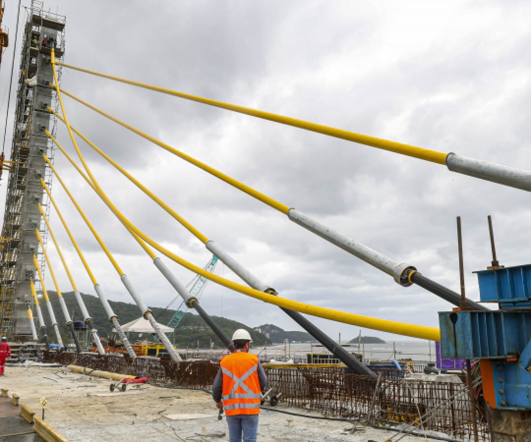 O beijo vem aí: Ponte de Guaratuba tem último estai instalado