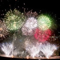 Maior queima de fogos da história do Litoral ilumina a Ponte de Guaratuba