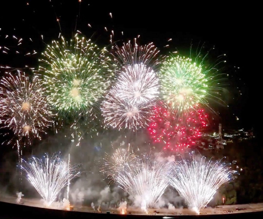 Maior queima de fogos da história do Litoral ilumina a Ponte de Guaratuba