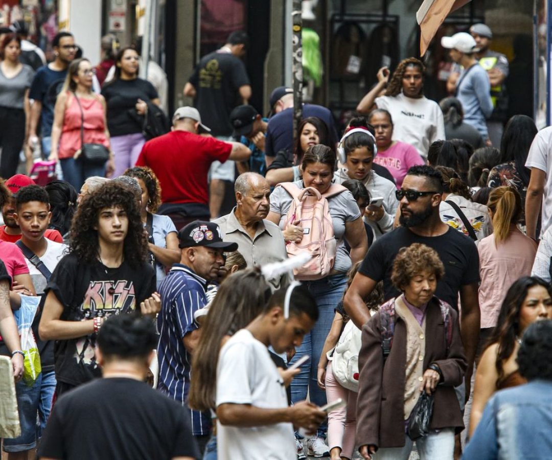 População no Brasil cresce em ritmo menor e está envelhecendo