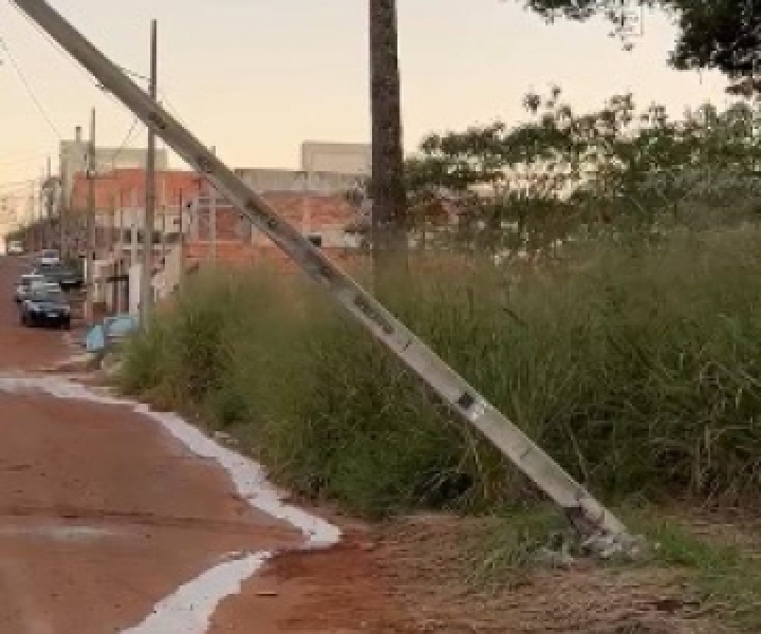 Poste está há mais de 24h quebrado no Belmonte
