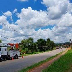 Batidas de veículos geraram 3,6 mil substituições de postes no Paraná em 2025, aponta Copel