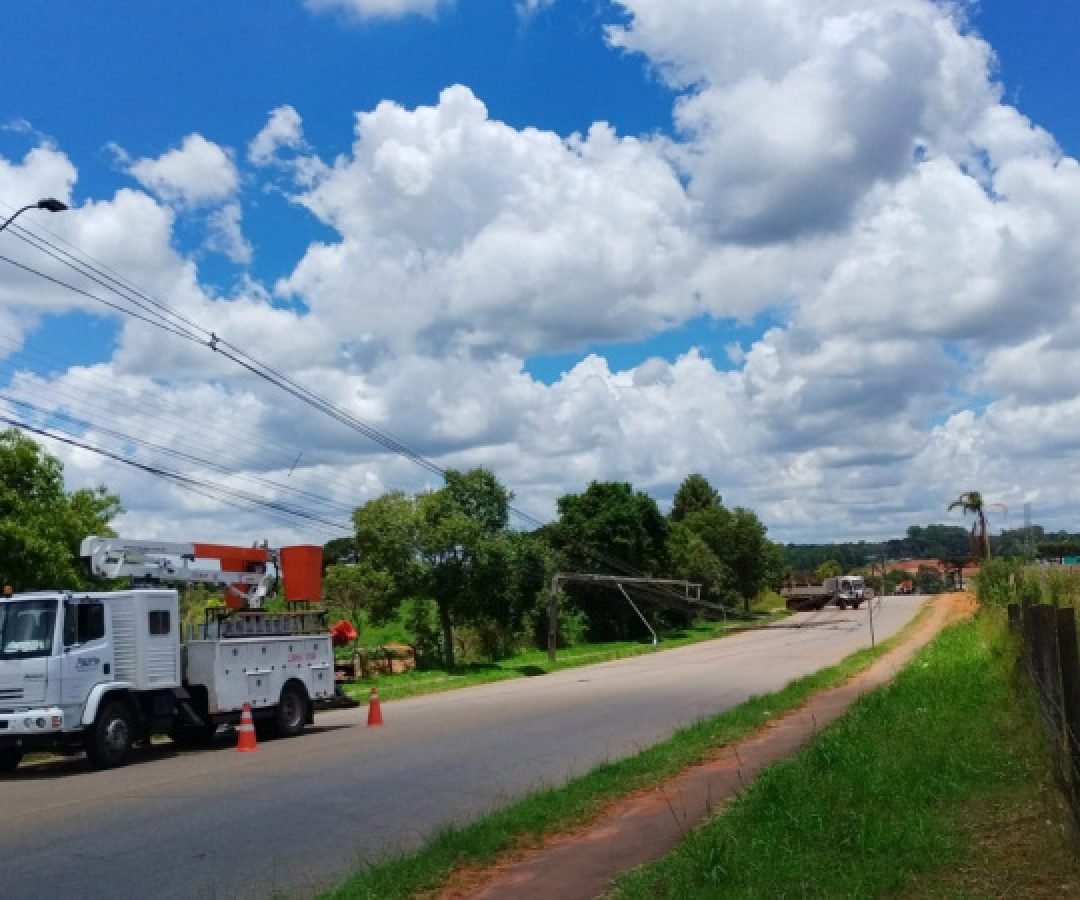 Batidas de veículos geraram 3,6 mil substituições de postes no Paraná em 2025, aponta Copel