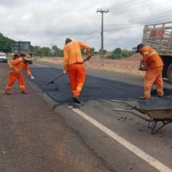 DER/PR executa serviços de conservação do pavimento em rodovia de São João do Ivaí