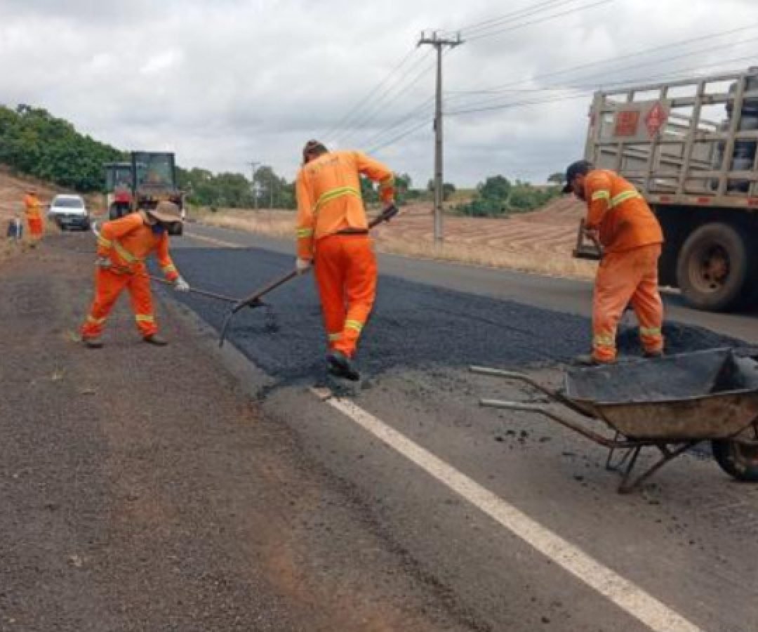 DER/PR executa serviços de conservação do pavimento em rodovia de São João do Ivaí