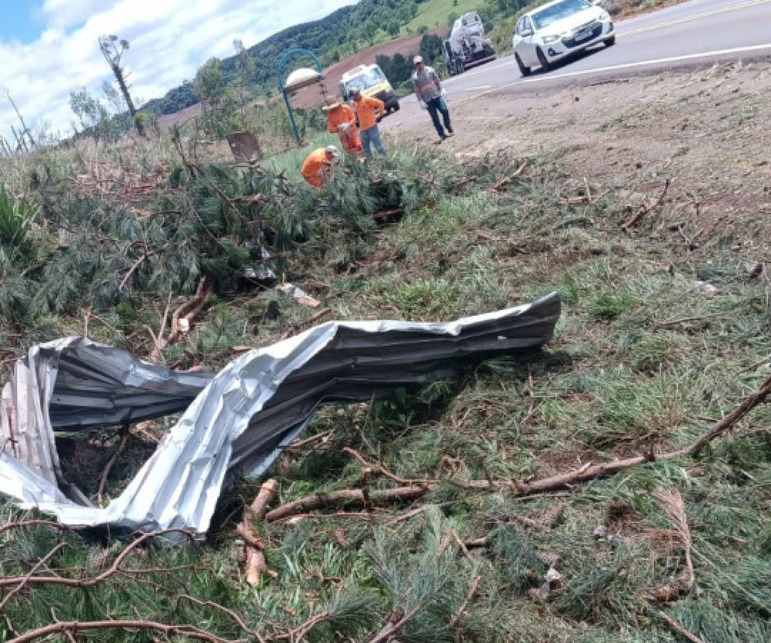 DER já restabeleceu a trafegabilidade das rodovias do Paraná após tornados