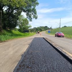 DER/PR executa serviços de conservação na PR-180 entre Marmeleiro e Santa Catarina