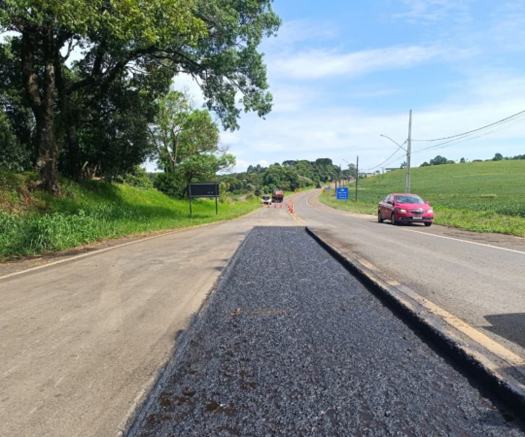 DER/PR executa serviços de conservação na PR-180 entre Marmeleiro e Santa Catarina