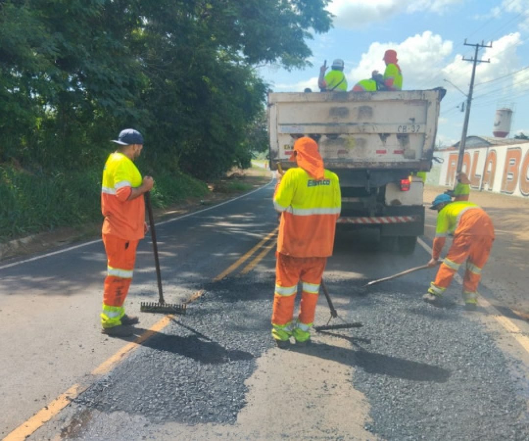PR-424 entre Salto do Itararé e Siqueira Campos recebe serviços do DER/PR