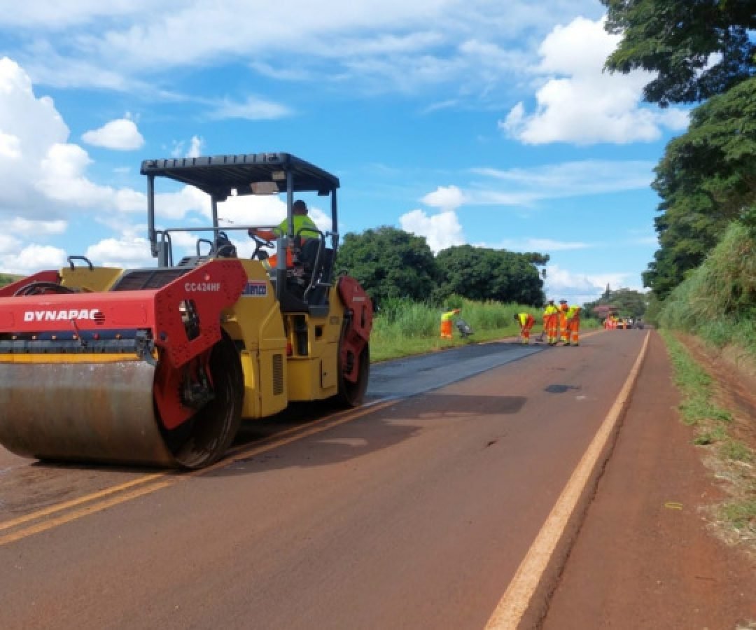 DER/PR recupera PR-439 entre Ribeirão do Pinhal e Santo Antônio da Platina
