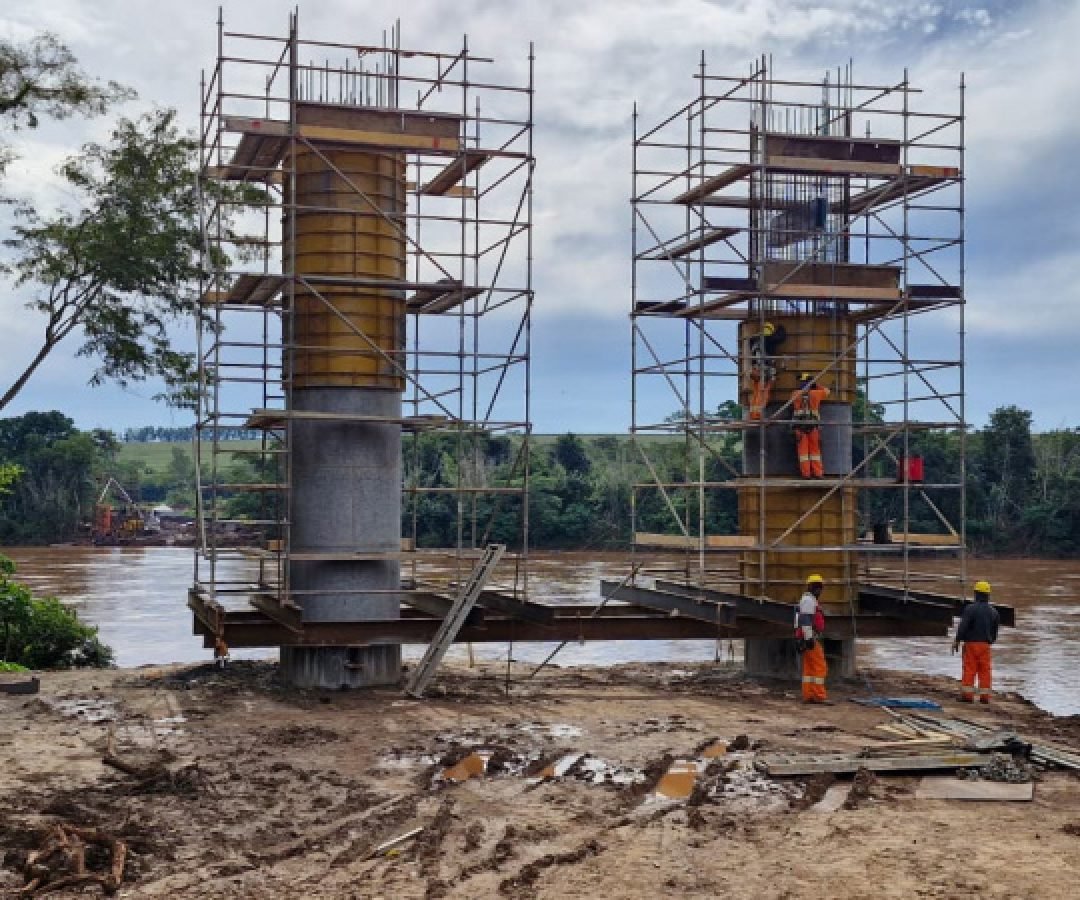 Nova ponte entre Japurá e São Carlos do Ivaí tem fundações concluídas nas duas margens