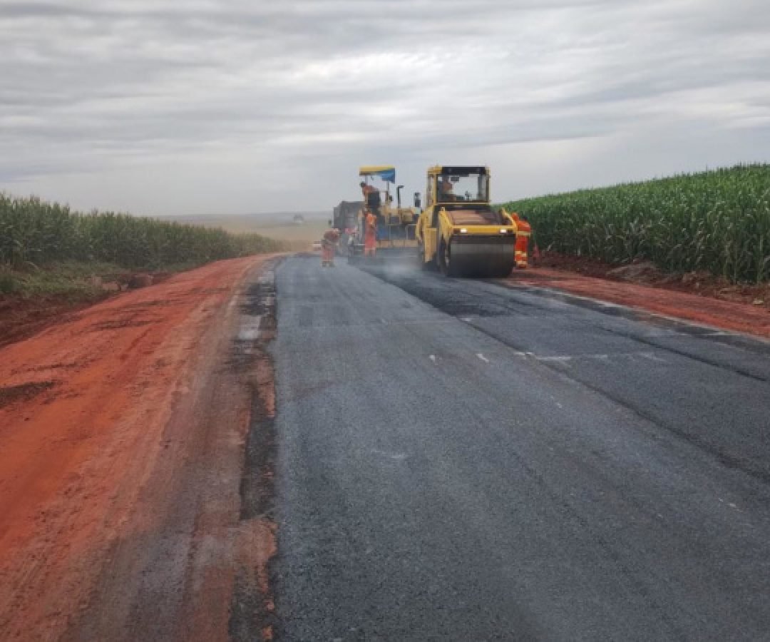 PR-537 entre Bela Vista do Paraíso e Florestópolis recebe serviços de conservação