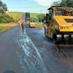 Conservação: DER/PR reforça pavimento da rodovia PR-566 em Itapejara d’Oeste