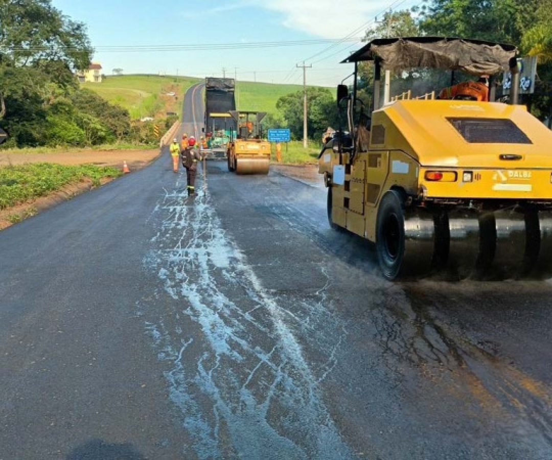 Conservação: DER/PR reforça pavimento da rodovia PR-566 em Itapejara d’Oeste
