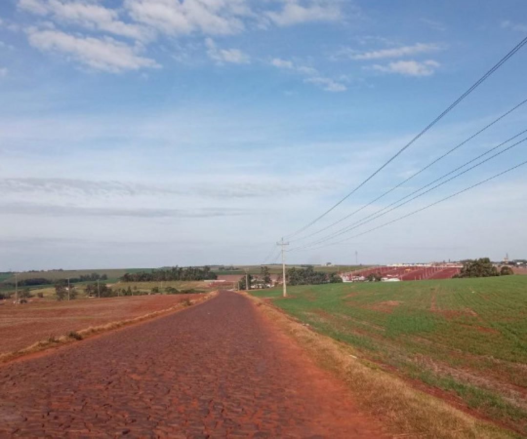 DER/PR doa 21 mil m² de pedras poliédricas a Cafelândia para melhoria de estradas rurais