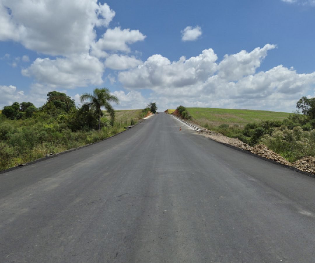 Pavimentação de nova rodovia em Rebouças chega a 36% de execução