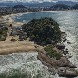 Litoral atraiu R$ 337,9 milhões em investimentos no verão, aponta estudo de licenciamentos