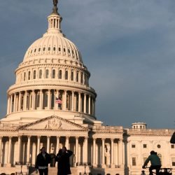 Prazo da guerra de Trump sem aval do Congresso termina em 1º de maio