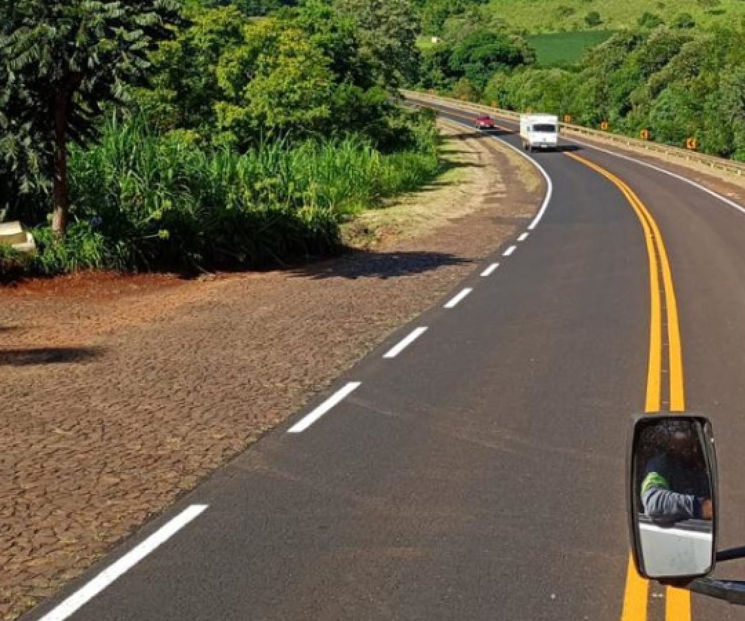 Rodovia de Rio Bonito do Iguaçu recebe serviços de conservação do pavimento