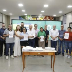 Prefeitura entrega 46 alvarás para ambulantes e reforça incentivo à formalização em Cascavel