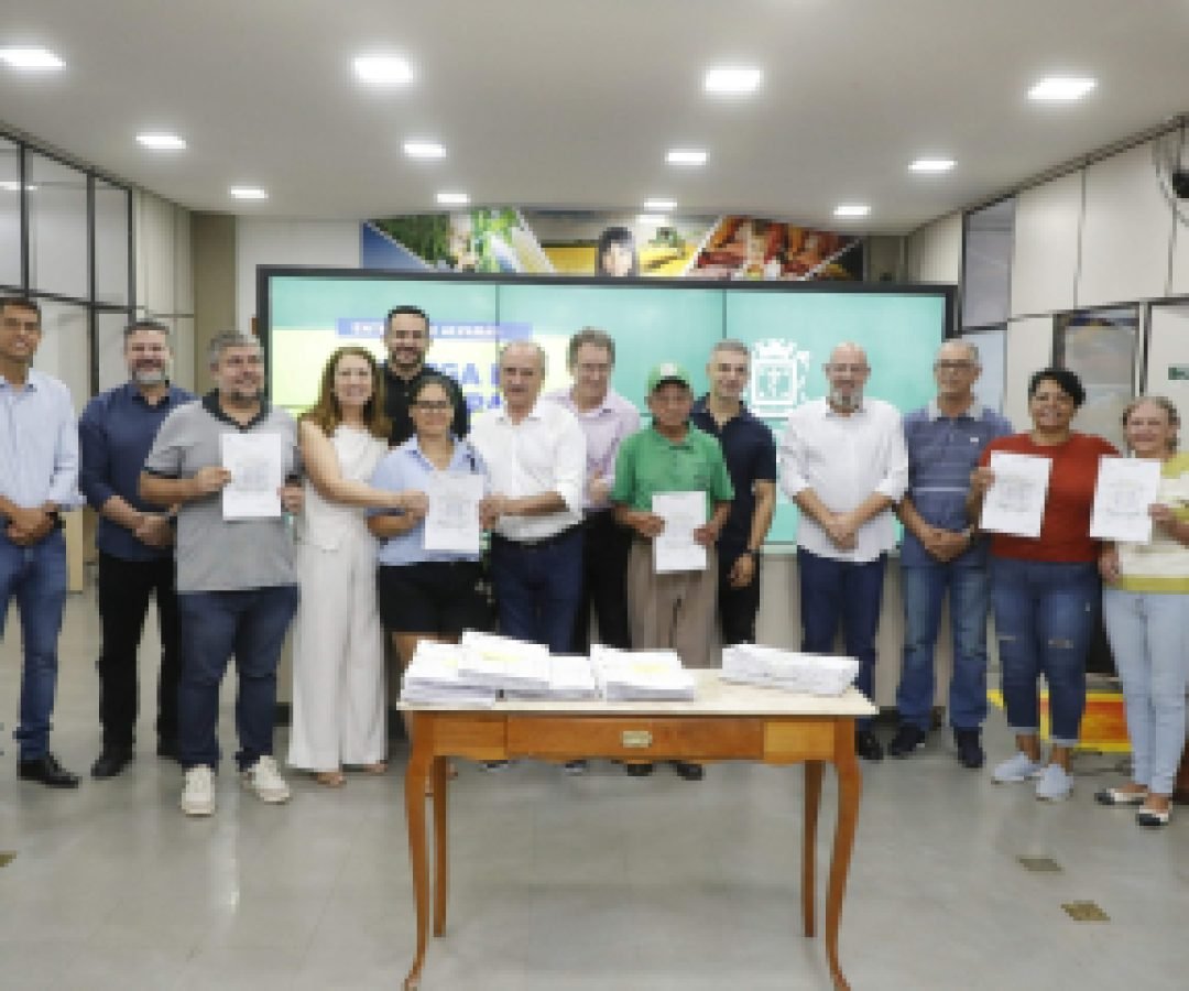 Prefeitura entrega 46 alvarás para ambulantes e reforça incentivo à formalização em Cascavel