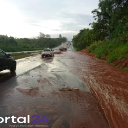 PRF alerta para lama sobre a pista na BR-376 entre Nova Esperança e Paranavaí