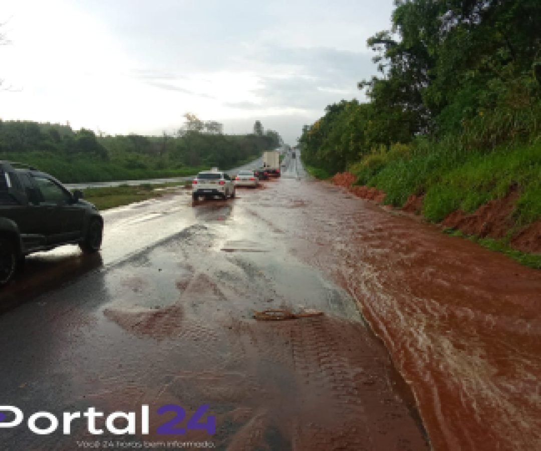 PRF alerta para lama sobre a pista na BR-376 entre Nova Esperança e Paranavaí