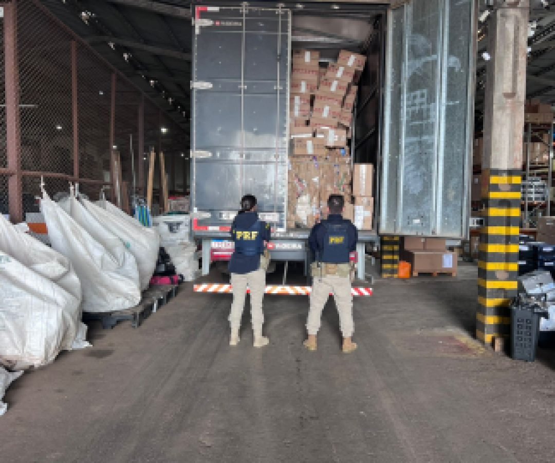 PRF apreende caminhão carregado com cigarros contrabandeados na BR-163