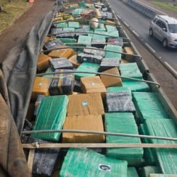PRF apreende caminhão 'recheado' com maconha em Lindoeste