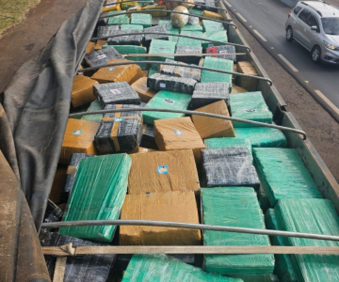 PRF apreende caminhão 'recheado' com maconha em Lindoeste