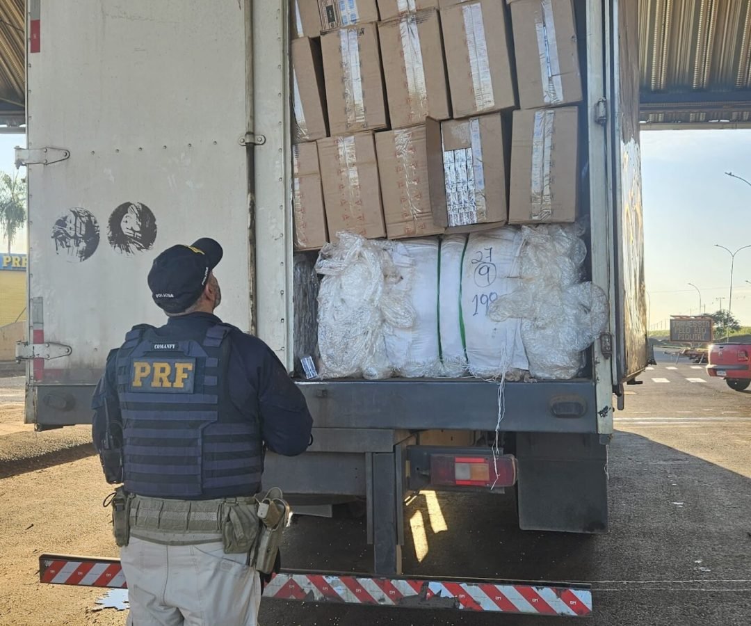 PRF apreende carreta com 325 mil maços de cigarros contrabandeados na BR-163 em Guaíra