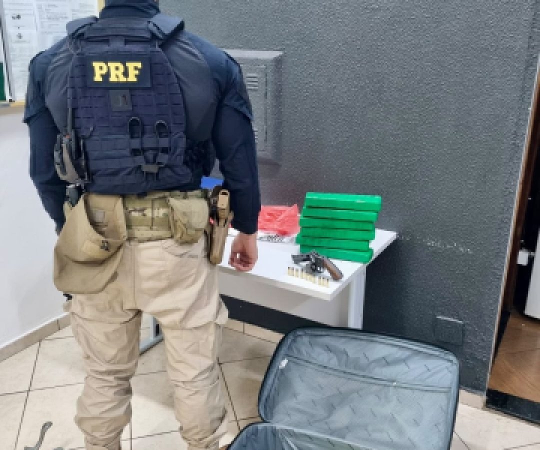 PRF apreende maconha e arma de fogo com passageiro de ônibus na BR-277