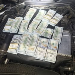 PRF apreende mais de 200 mil dólares dentro de motor de Mercedes no Paraná