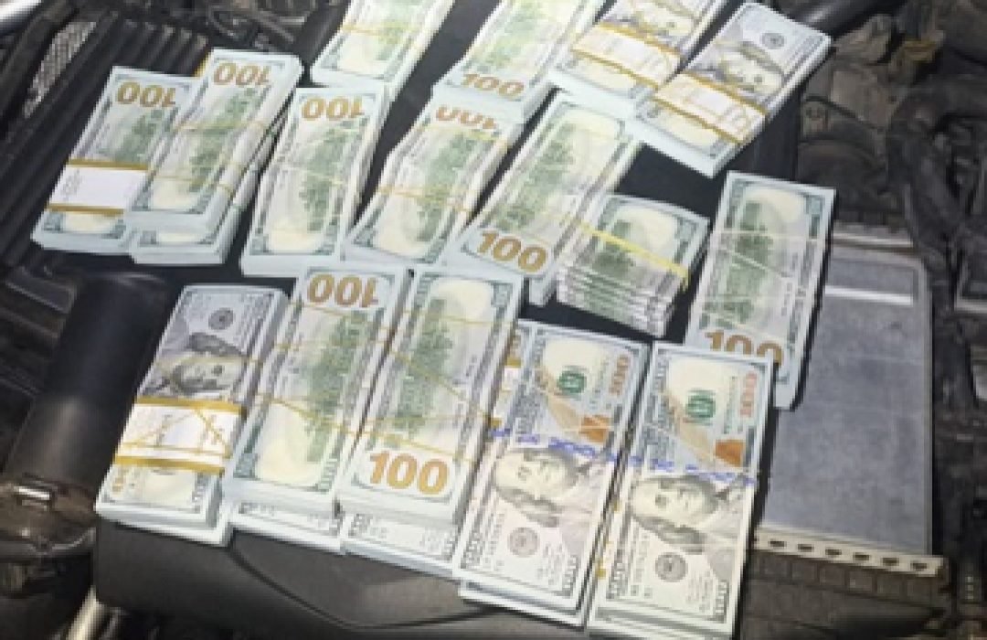 PRF apreende mais de 200 mil dólares dentro de motor de Mercedes no Paraná