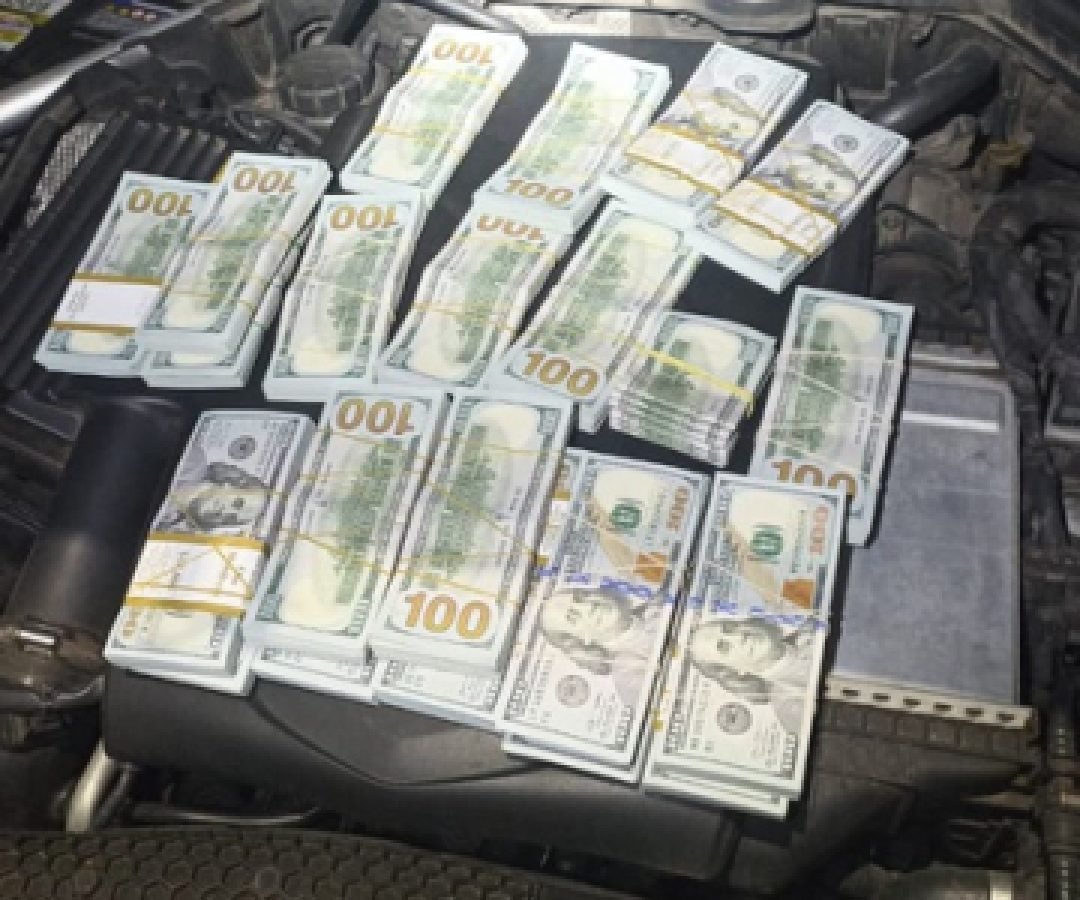 PRF apreende mais de 200 mil dólares dentro de motor de Mercedes no Paraná