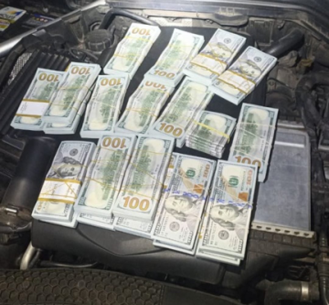 PRF apreende mais de 200 mil dólares dentro de motor de Mercedes no Paraná