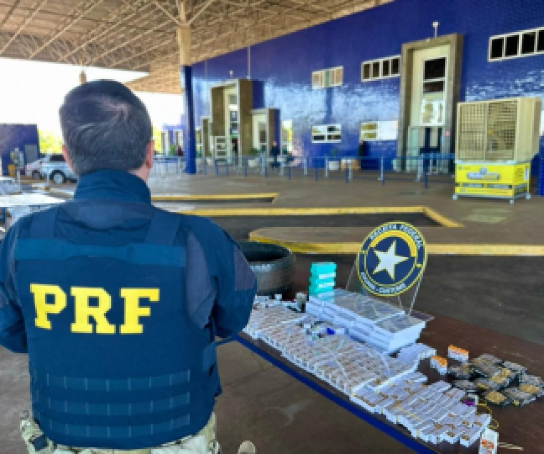 PRF apreende mercadorias contrabandeadas ocultas em micro-ônibus paraguaio na BR-277