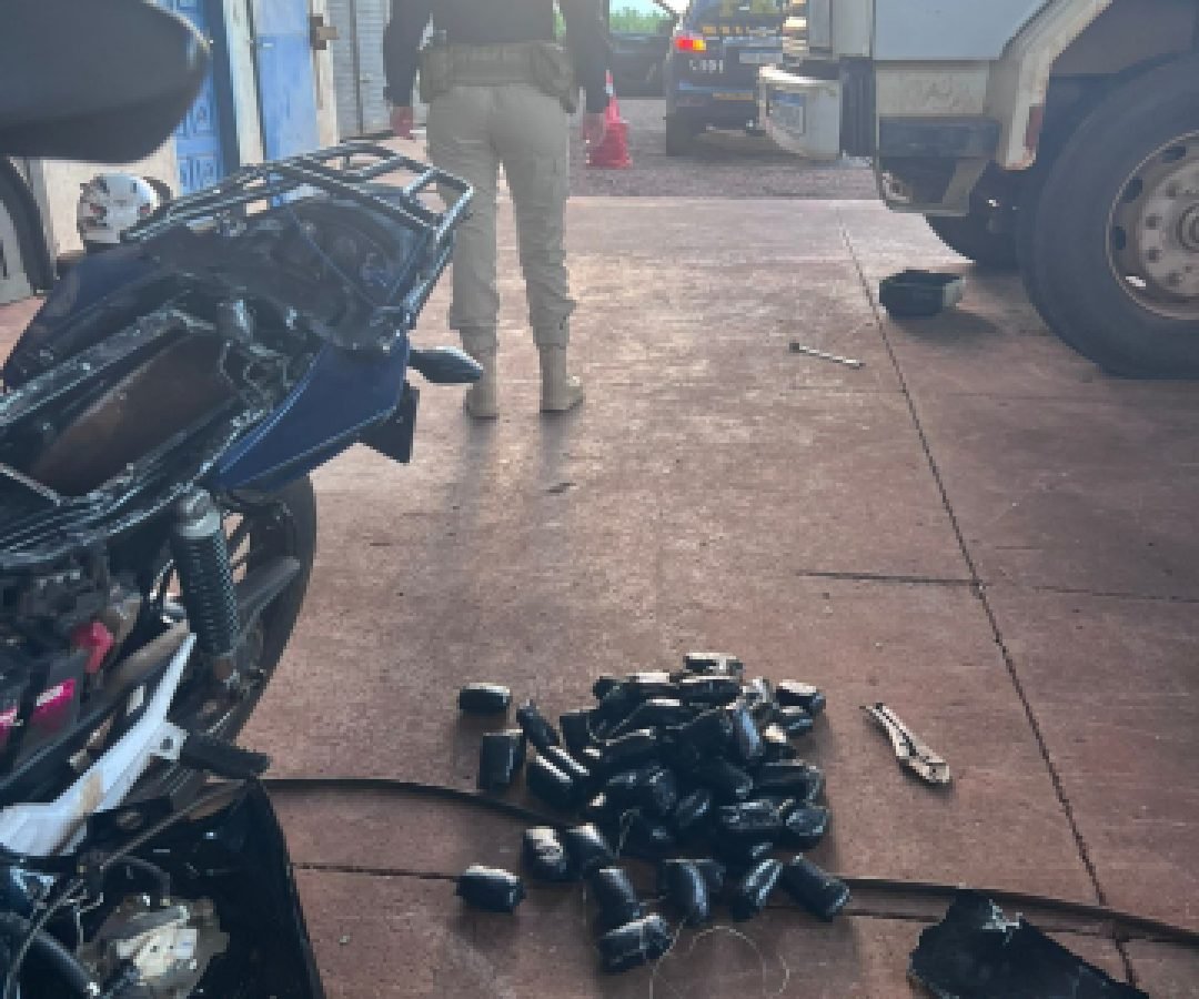 PRF prende mulher com haxixe sob o banco de moto adulterada na BR-163 em Toledo