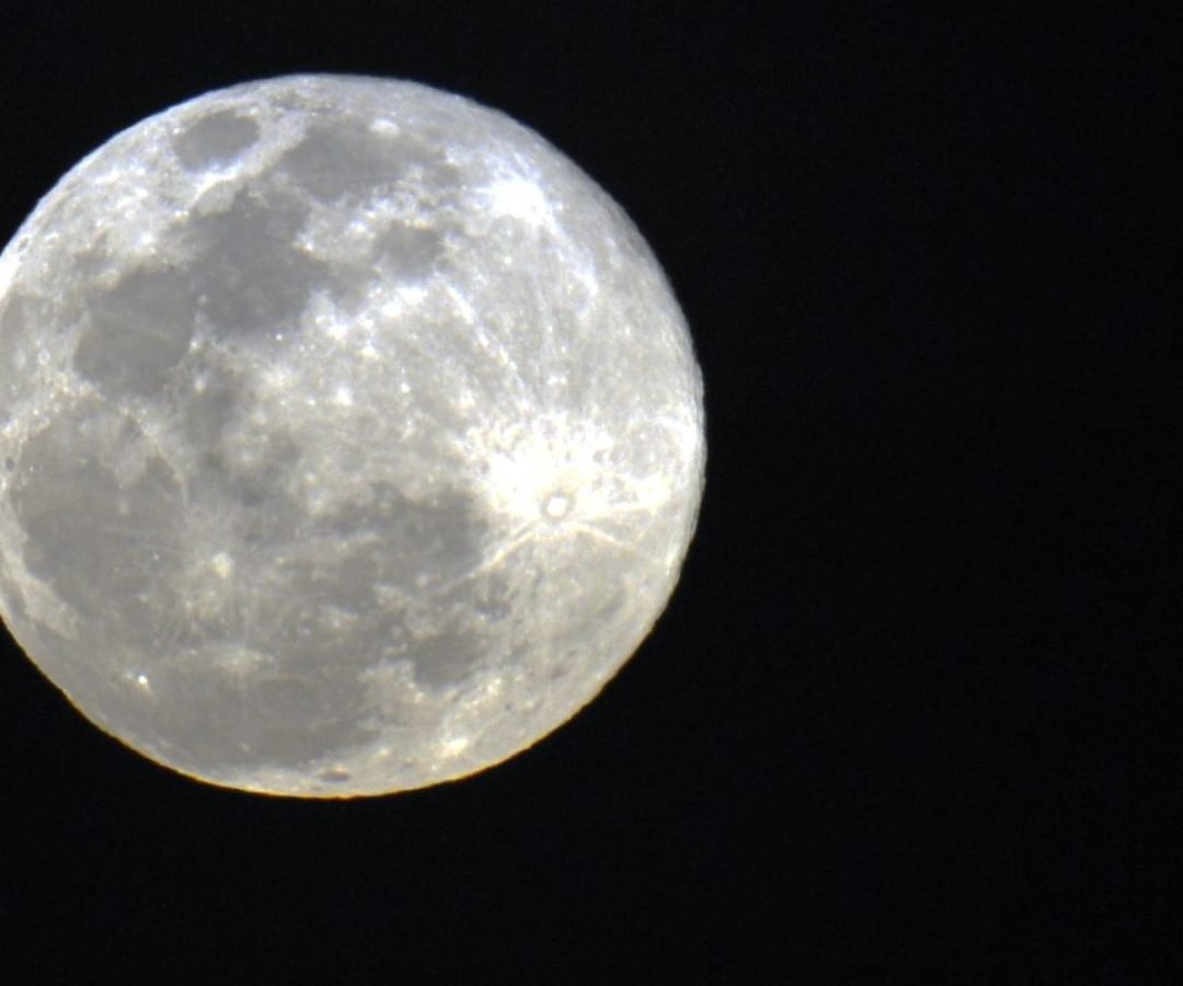 Primeira Superlua de 2026 pode ser vista neste sábado (03)