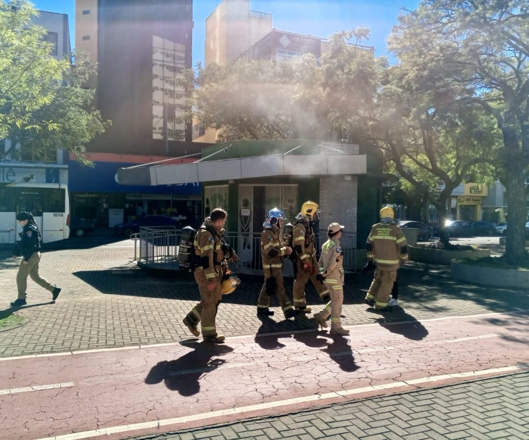 Princípio de incêndio em quiosque mobiliza Corpo de Bombeiros na Avenida Brasil, em Cascavel