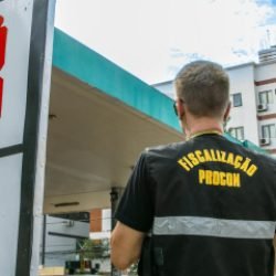 Procon identifica indícios de irregularidades em cinco postos de combustíveis