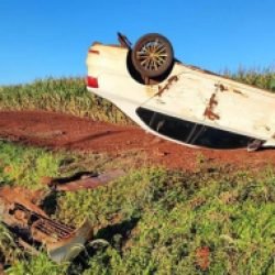 Professora capota carro ao desviar de cachorro na PR-589 e escapa ilesa