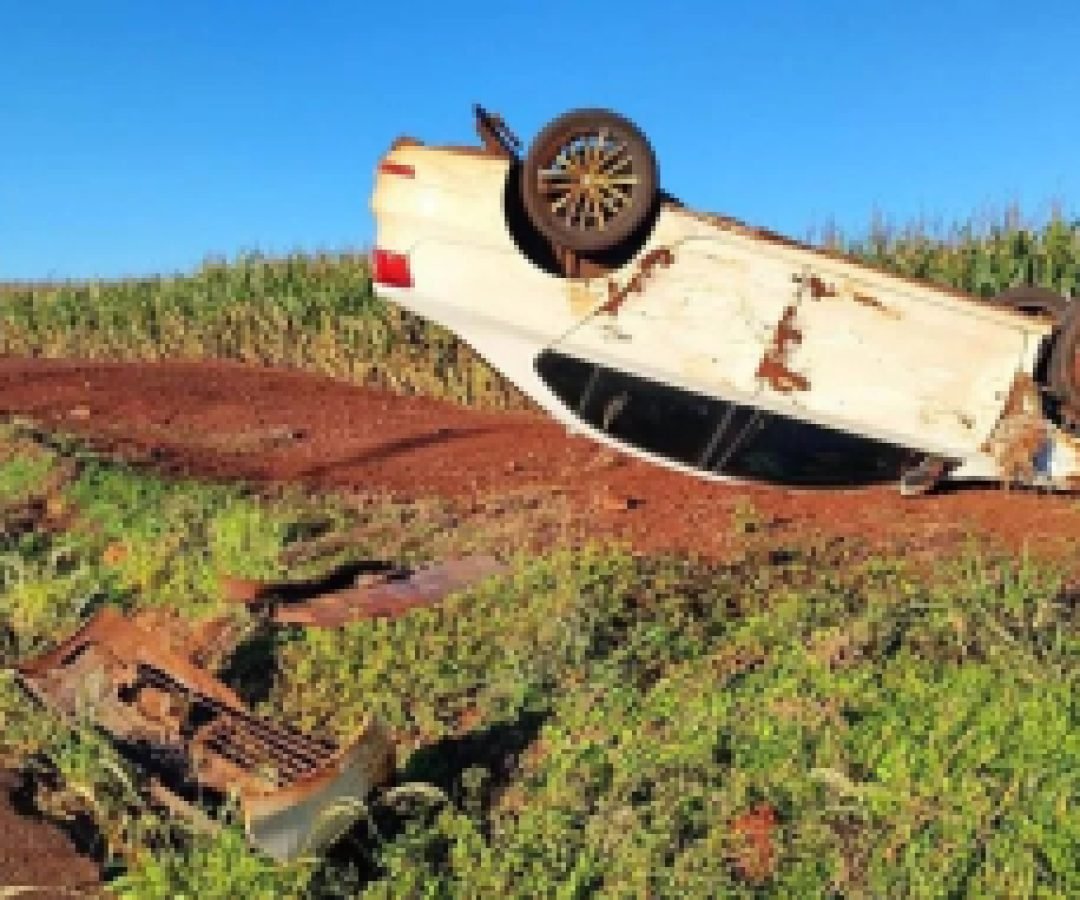 Professora capota carro ao desviar de cachorro na PR-589 e escapa ilesa