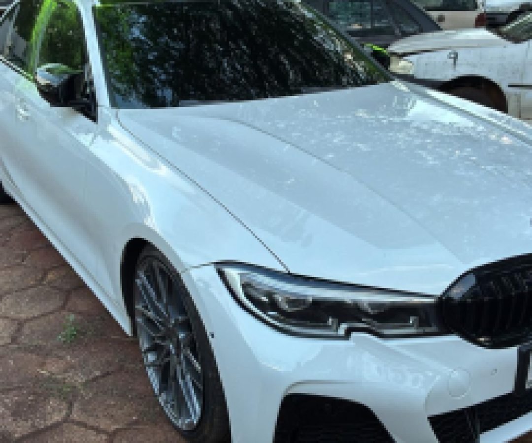 "BMW estava escondida atrás de um jet-ski em uma revenda de veículos", diz PM