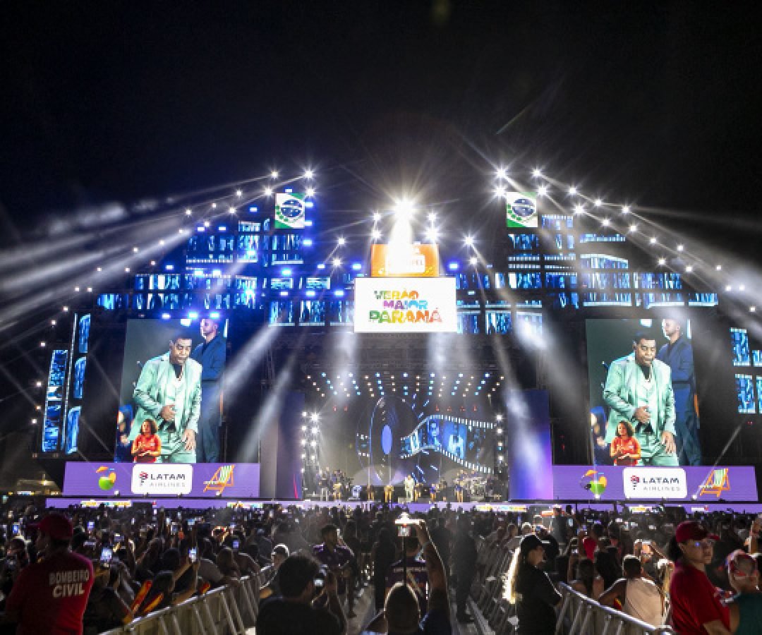 Raça Negra supera público de 2 anos atrás e canta para coral de 118 mil pessoas em Matinhos