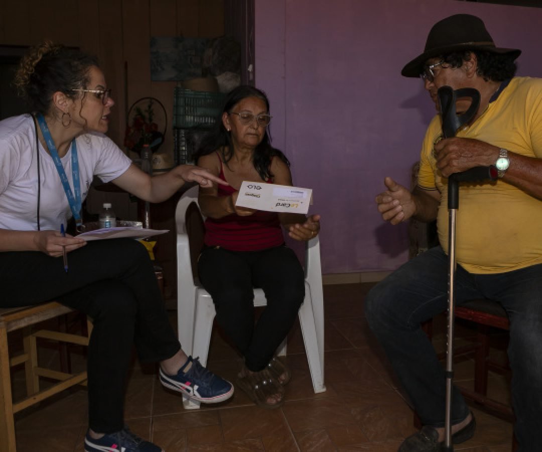Equipes do Estado percorrem Rio Bonito do Iguaçu para entregar Cartões Reconstrução às famílias