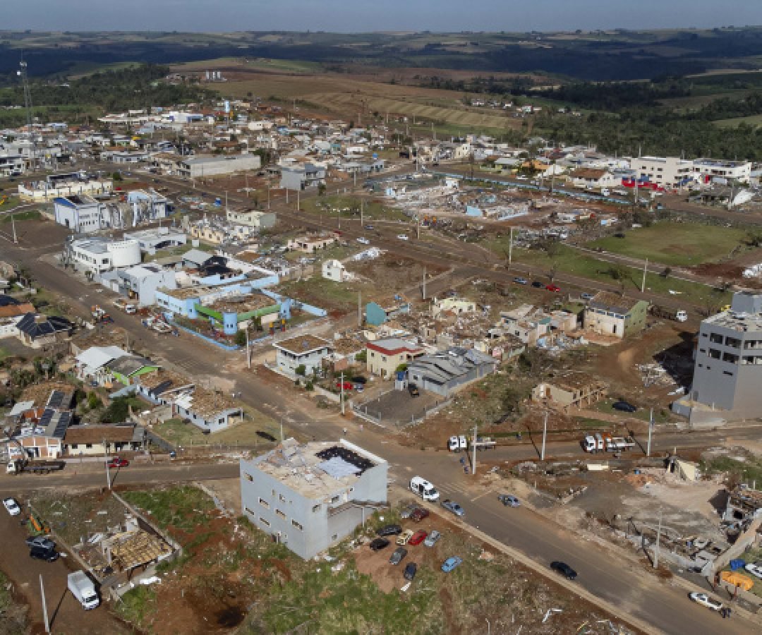 Governador sanciona lei que institui auxílio de R$ 1 mil por família afetada por desastres naturais