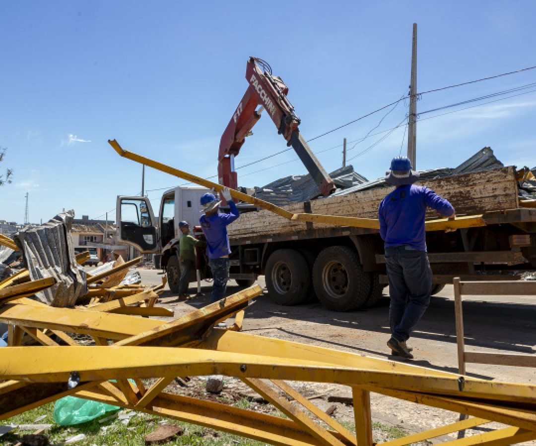 Com apoio de 139 máquinas, ruas de Rio Bonito do Iguaçu já estão quase desobstruídas