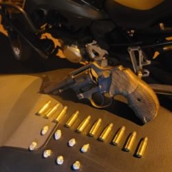 ROCAM prende homem por posse ilegal de arma e tráfico de drogas no São Cristóvão